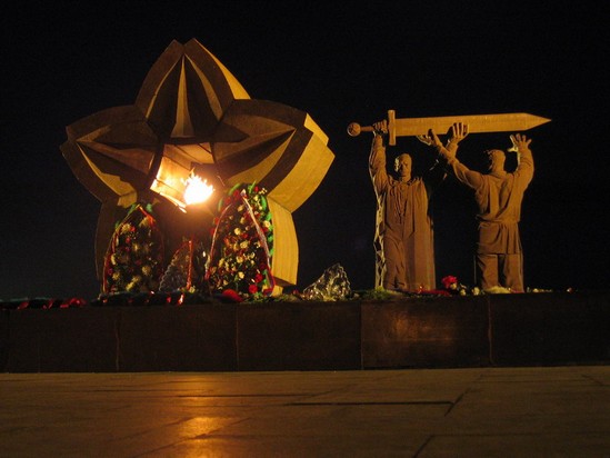 0010-012-Ot-ploschadi-Torzhestv-k-naberezhnoj-idet-shirokaja-alleja-parka-kotoraja.jpg