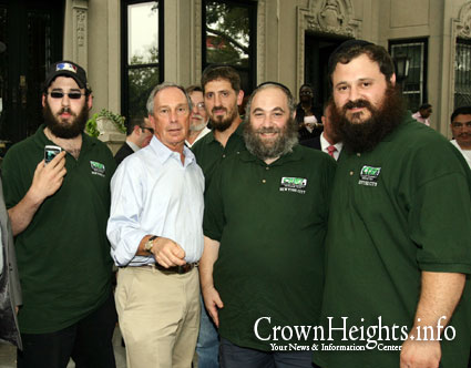 20070809-shomrim-with-mayor.jpg