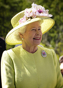 220px-Elizabeth_II_greets_NASA_GSFC_employees%2C_May_8%2C_2007_edit.jpg