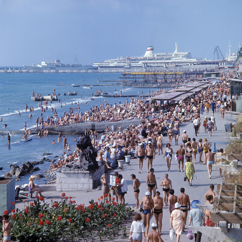 RIAN_archive_579736_Promenade_and_beach_in_Sochi.jpg