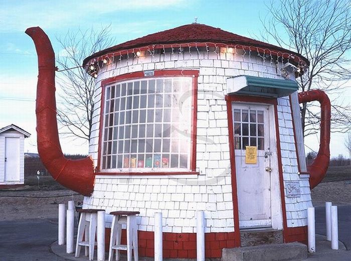 teapot_dome_gas_station_in_zillah_02.jpg